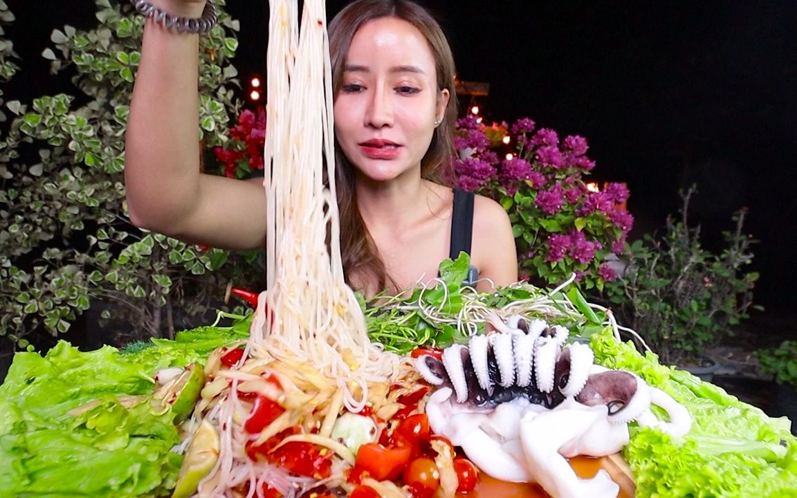【泰国美女吃货】米粉配巨型鱿鱼须 差点被水呛死