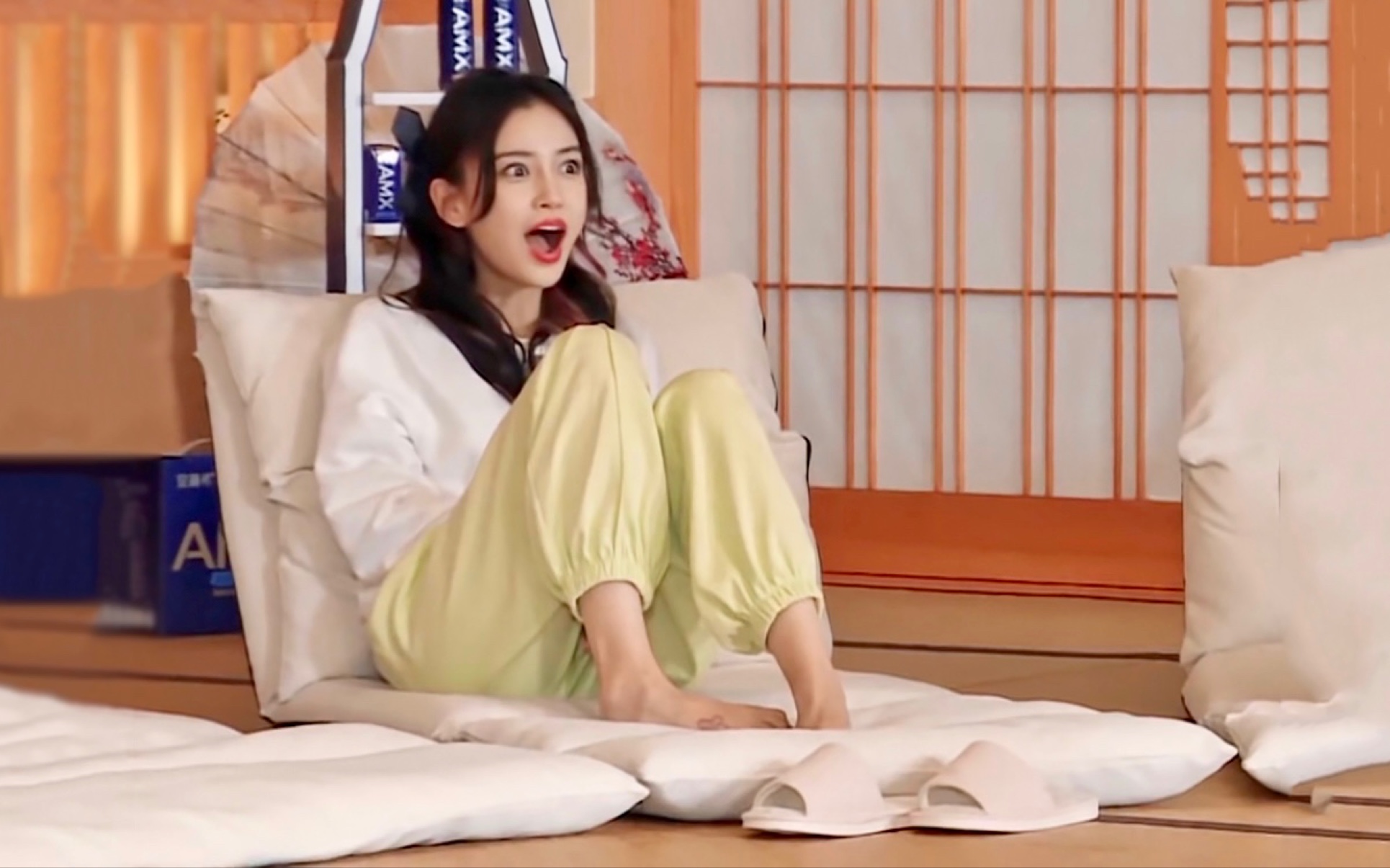 angelababy光脚挑战高难度动作.