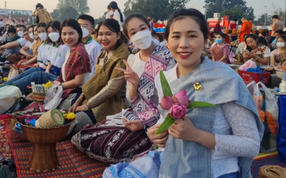 [图]老挝塔銮节布施现场，人山人海，热闹非凡