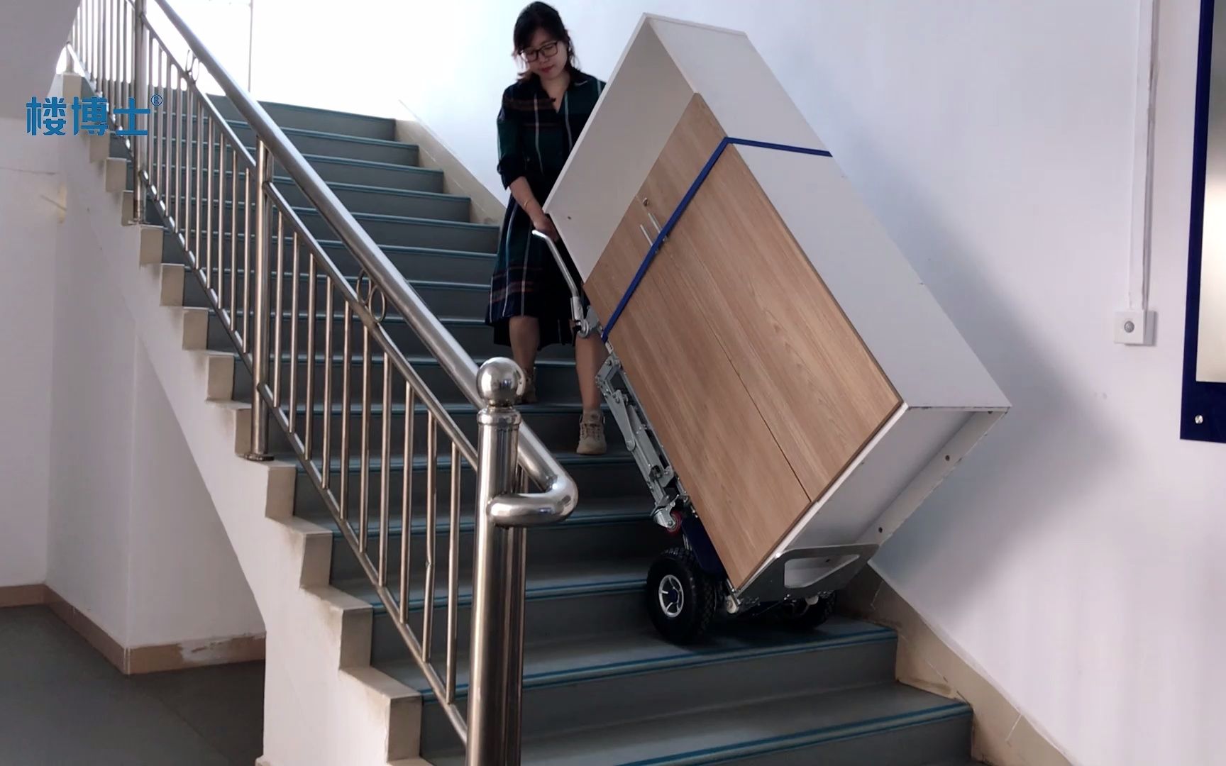 小姐姐用爬楼机可轻松搬运家具上下楼