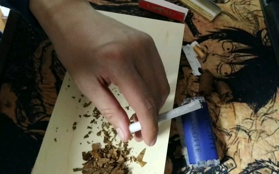 切一段古巴雪茄,卷成手卷尝尝滋味