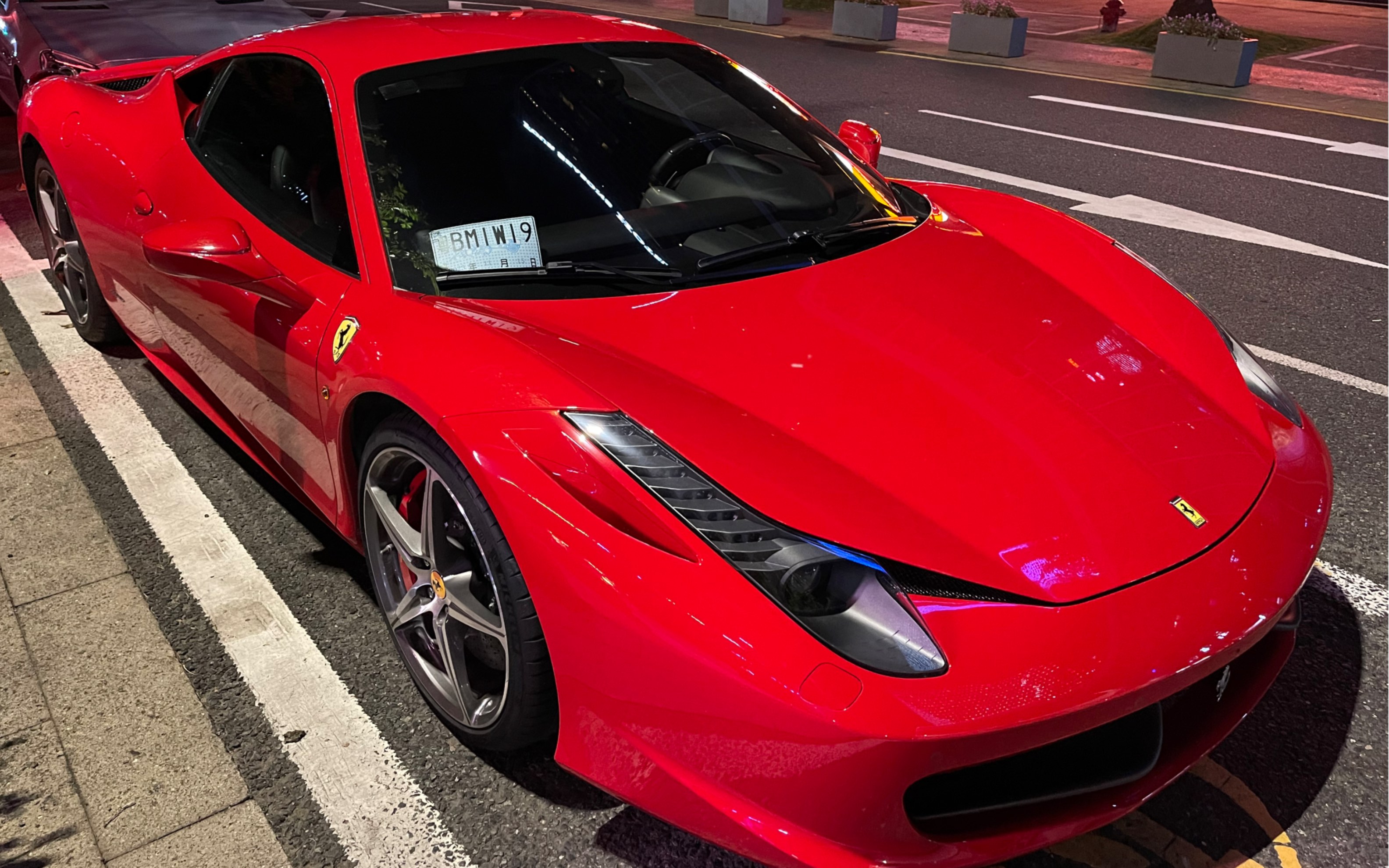 【深圳|458 italia】好久没有看过不挂车牌的全红色法拉利458了,这个
