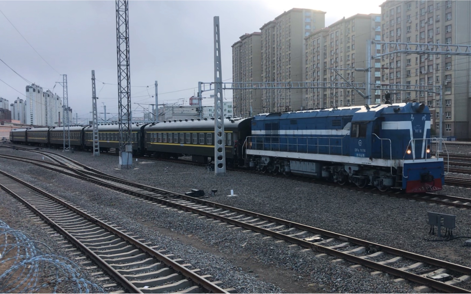 空调临客车底k5083次调车作业鸣笛启动弯道驶离赤峰客车整备库_哔哩哔