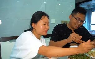 Скачать видео: 闲暇之日，带妈妈看姐姐，做一桌美味饭菜，一家人吃饭聊天真幸福