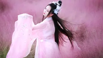 风吹过的瞬间，仿佛看见了一位身穿粉衣的小仙子