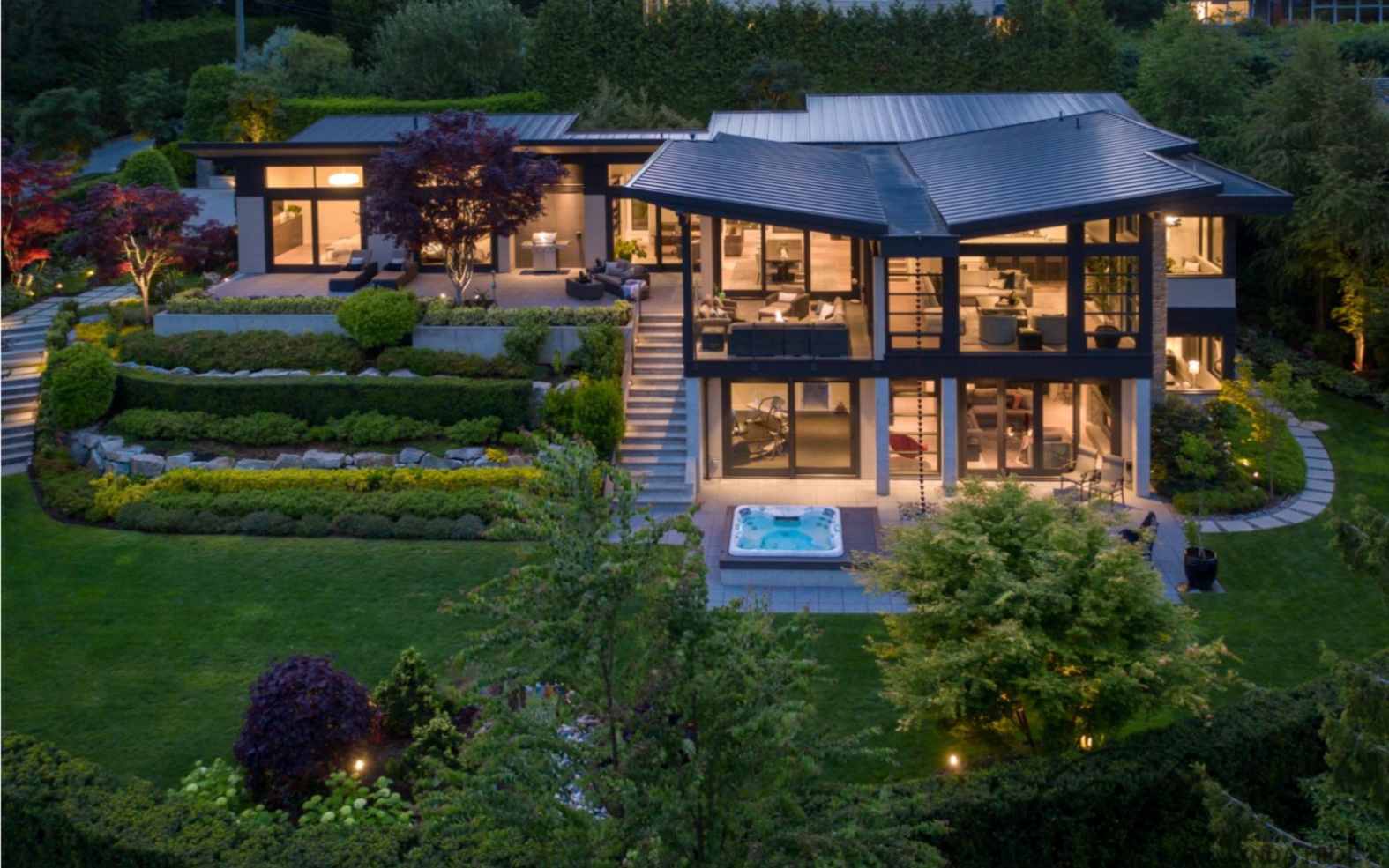 在加拿大西温哥华的一座环境优美的现代别墅|6210 overstone drive