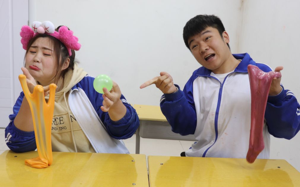 2人pk炸耳声,胖芸往无硼砂泥里塞炸弹,结果却输惨了