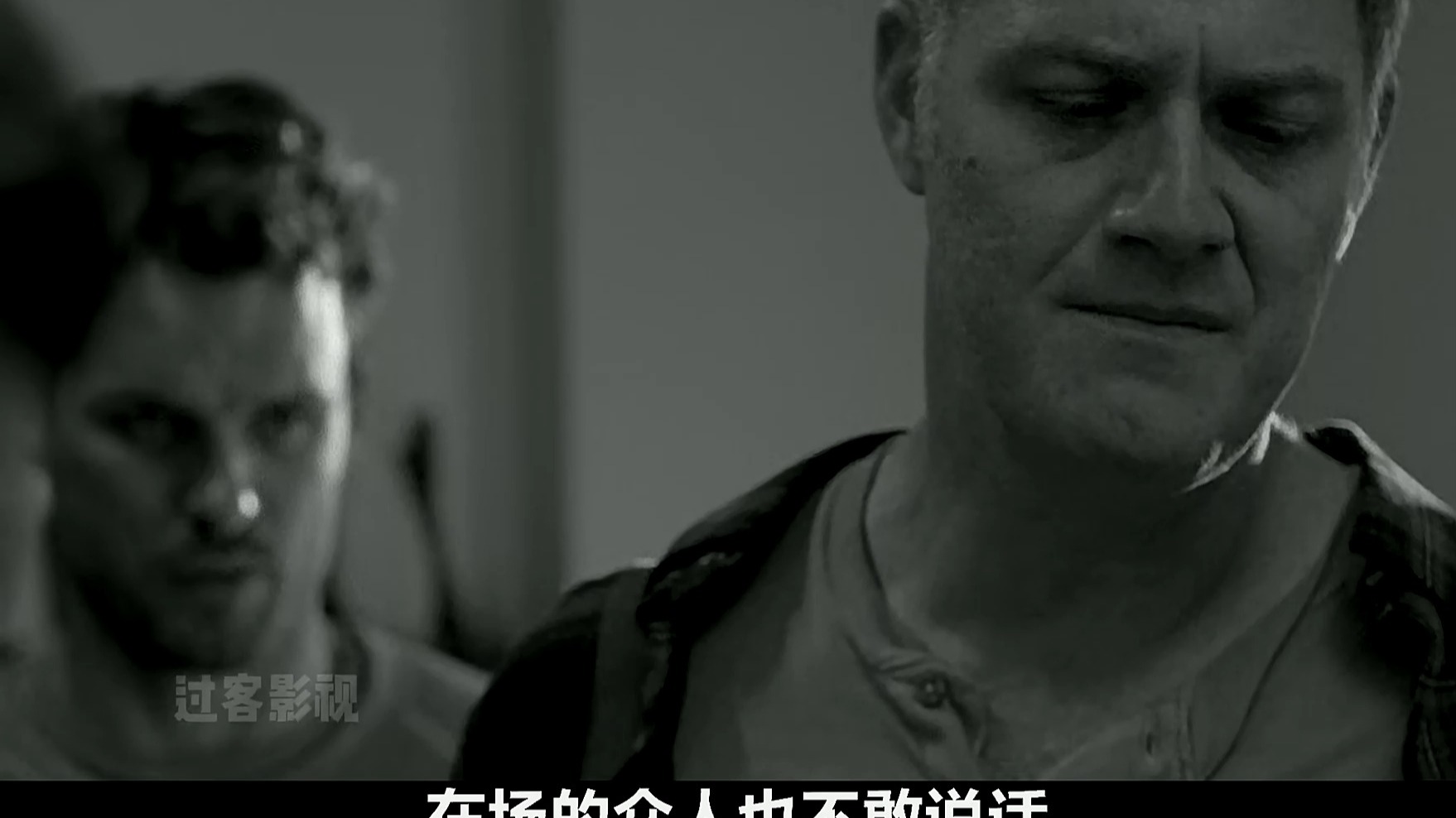 众人合力引领尸群，不料意外还是发生了海报