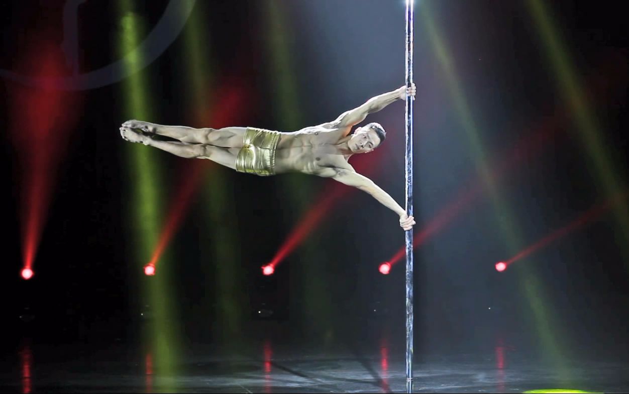 【钢管舞】肌肉帅哥钢管上诠释什么叫做力量美