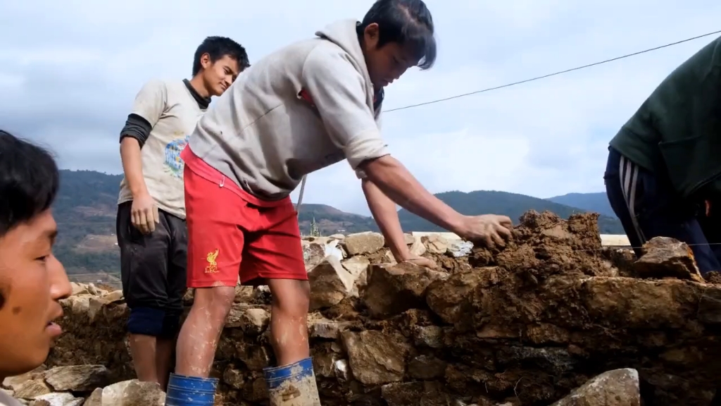 尼泊尔农村建筑队包工程,用石头和泥巴建房子,工资达到16元一天哔哩哔哩bilibili