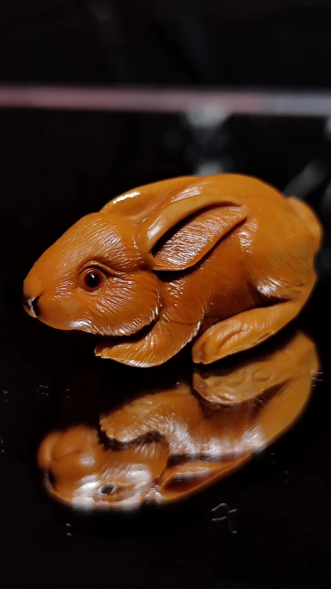 橄榄核雕刻写实生肖兔