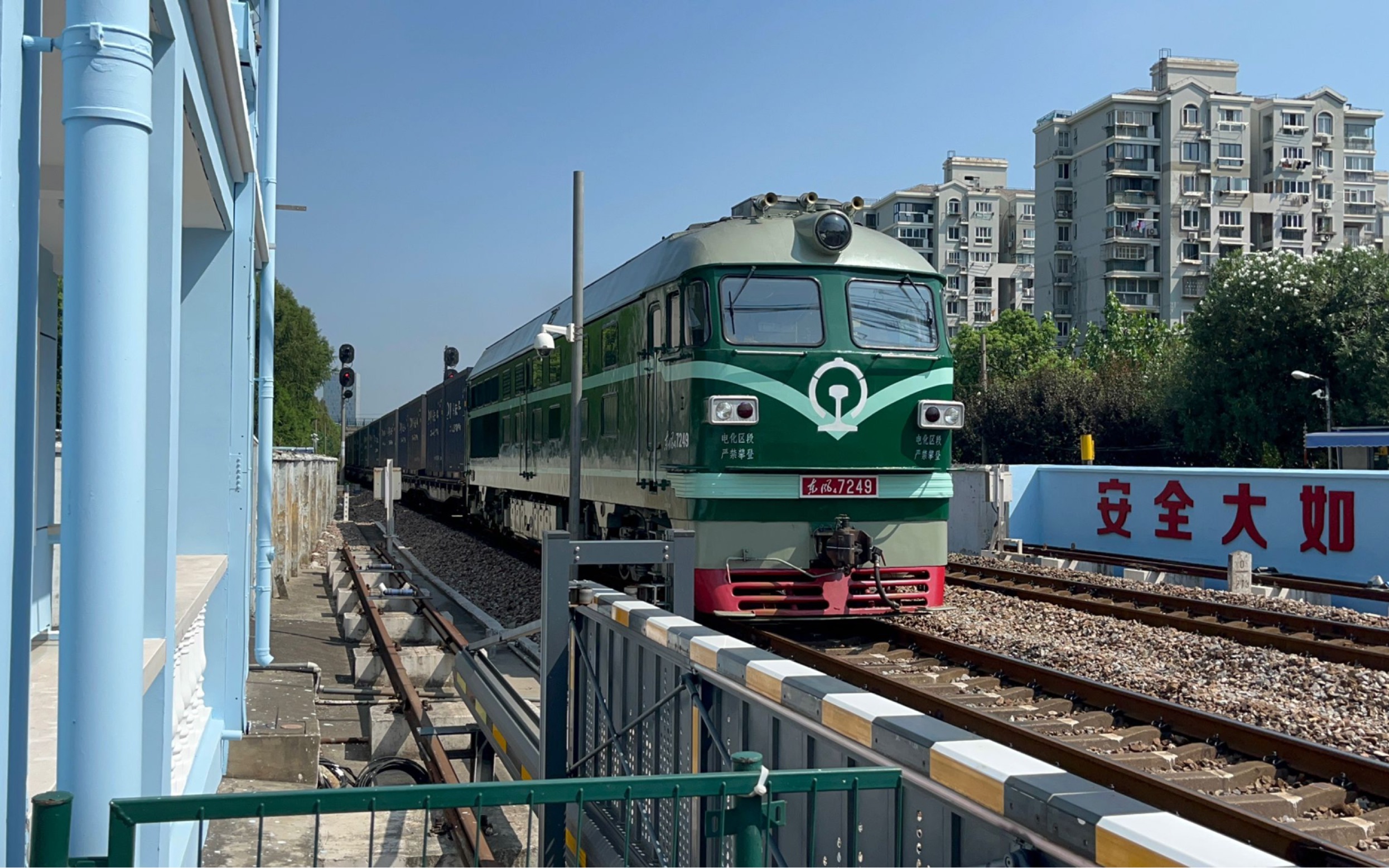 南何线古浪路道口,上局沪段东风4型内燃机车