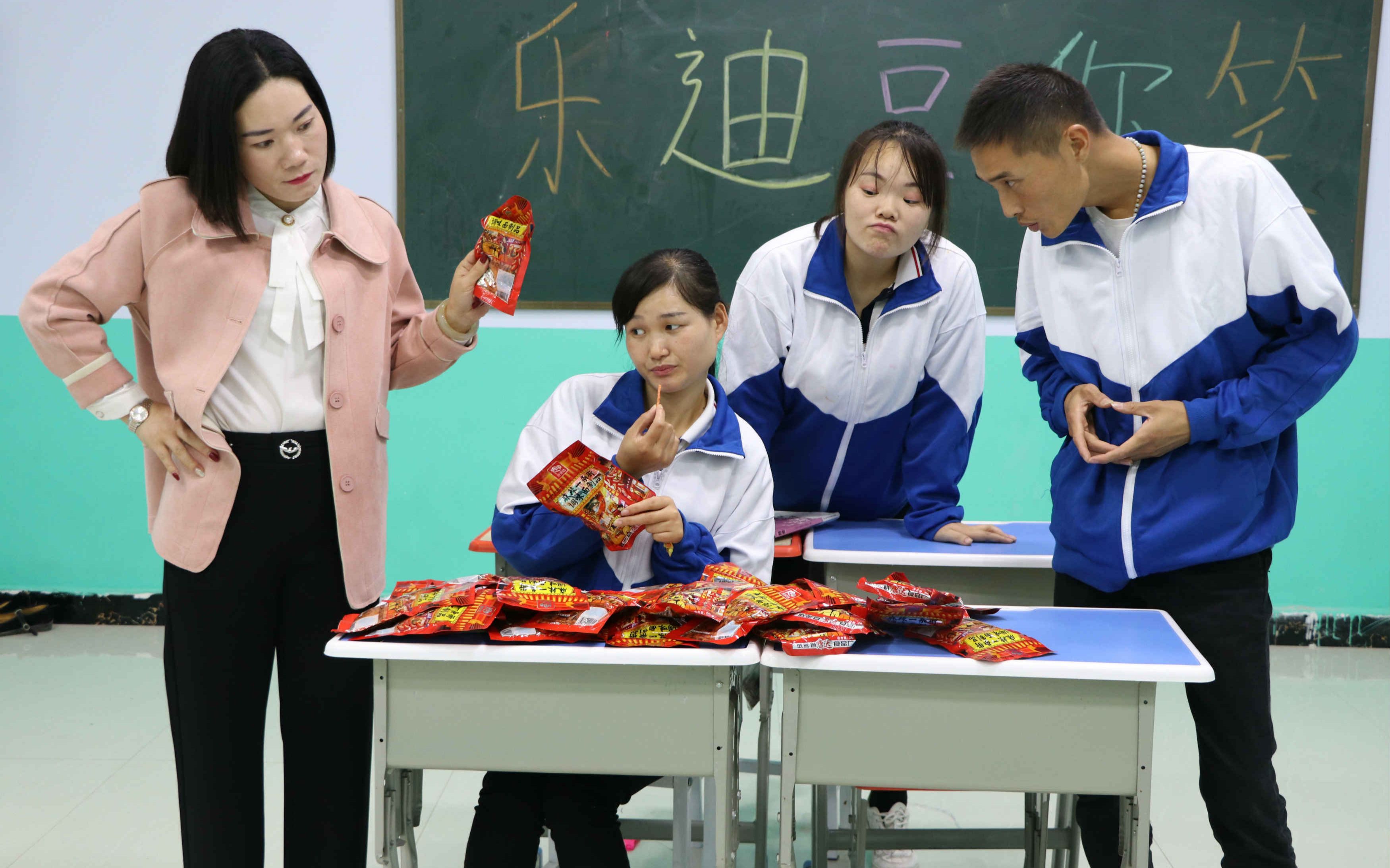 女同学上课偷吃零食被发现,老师奖励她吃"魔鬼辣条",太逗了