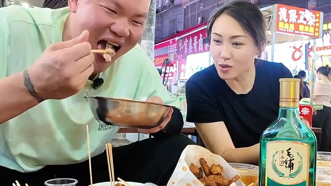 朱芳雨在广西和体校班长吃昆虫宴烤猪眼睛老友粉酸野李子