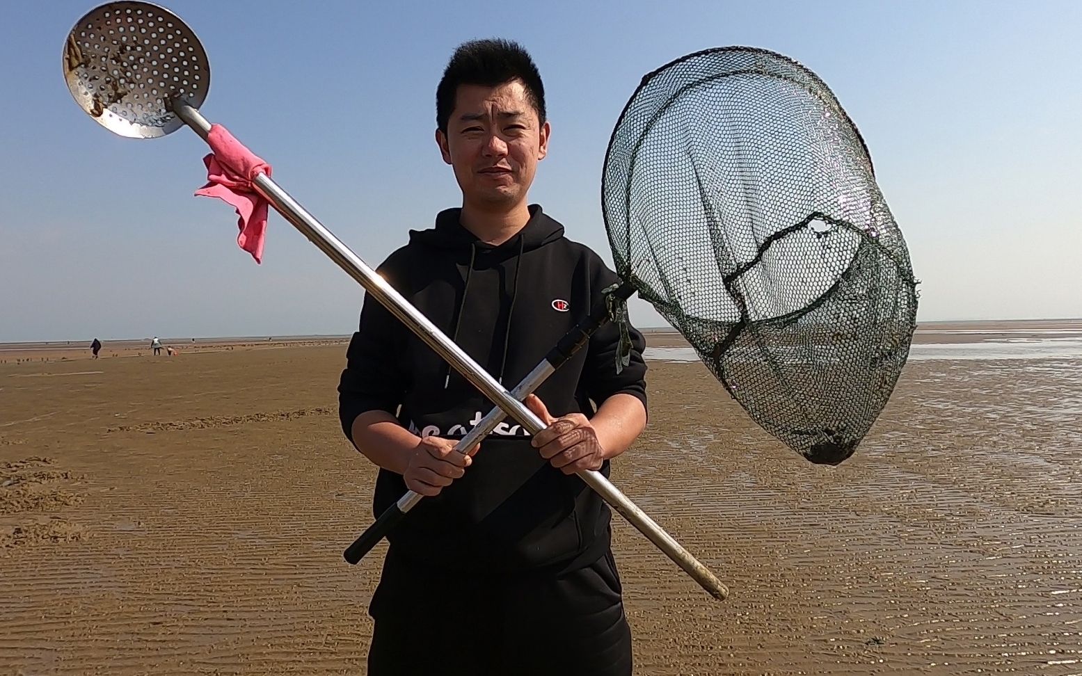 小斗把家里的漏勺做成赶海工具,抓了几百个金钱螺,又轻松又快