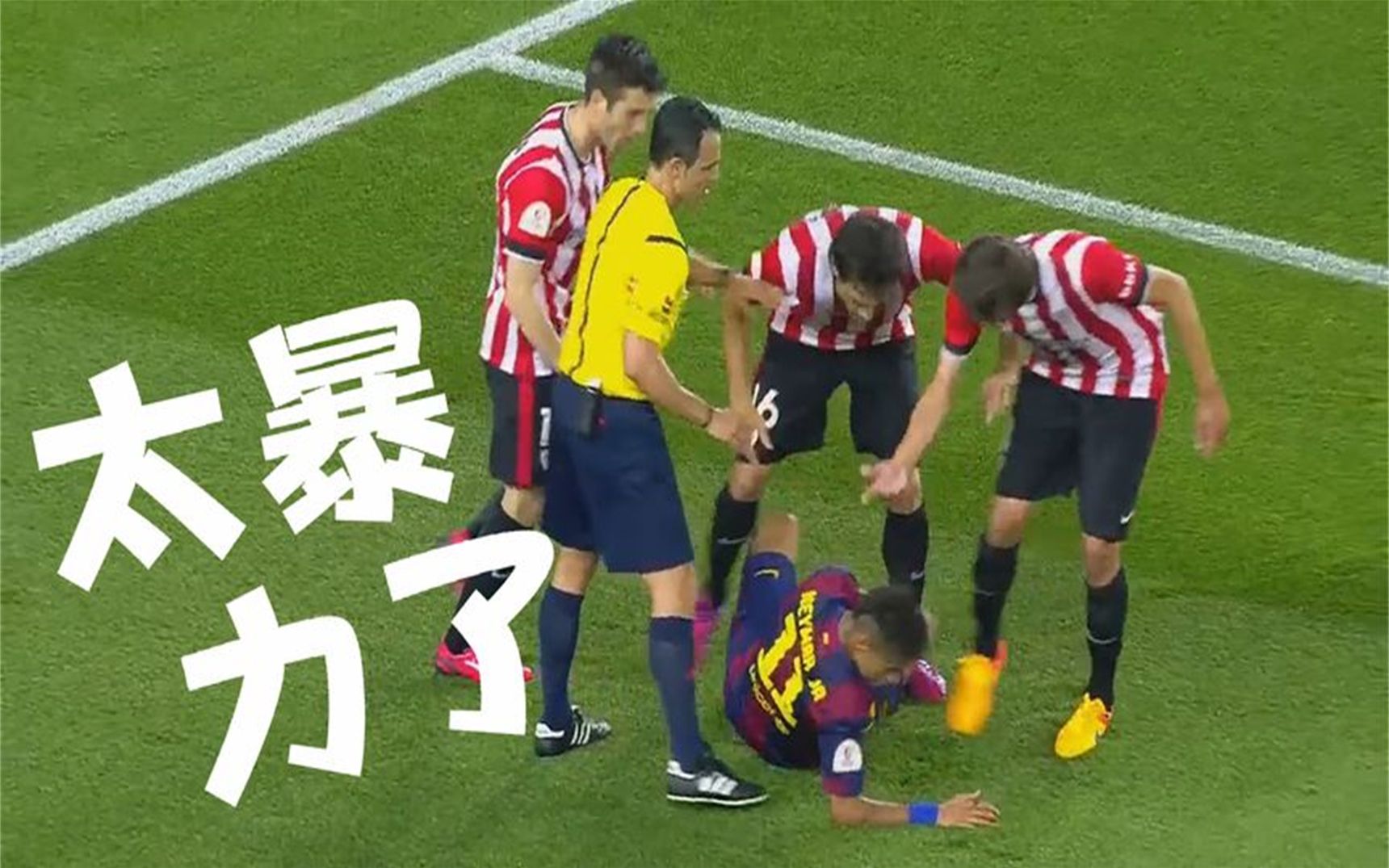 足球场上的身体碰撞冲突时刻,场面实在是激情!