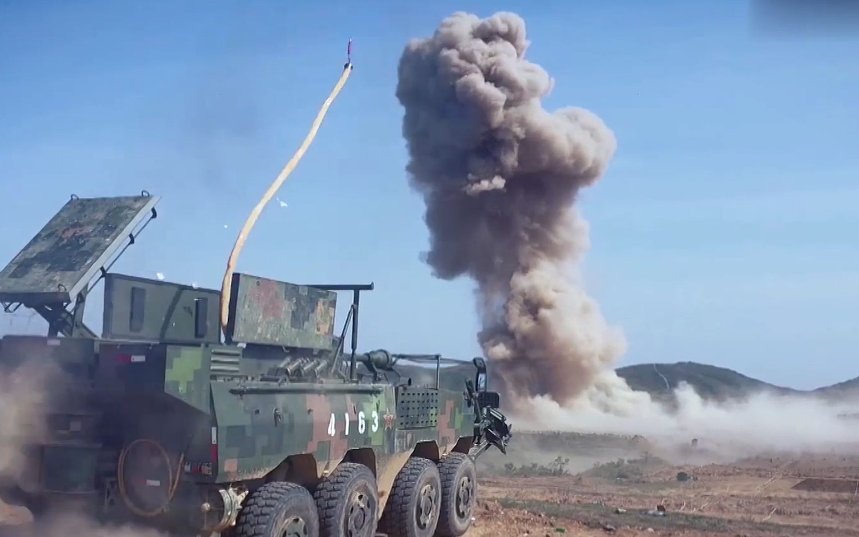 直击解放军工兵实爆:车载火箭爆破器开路 目标炸出蘑菇云!