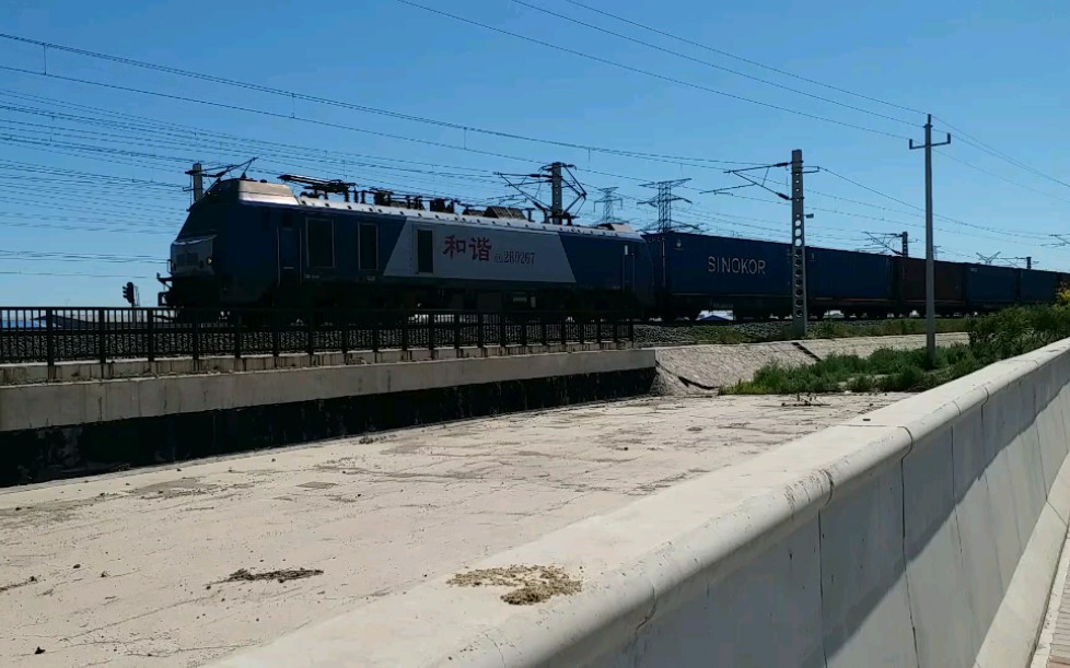 京局唐段hxd2b牵引货列接近北塘西站