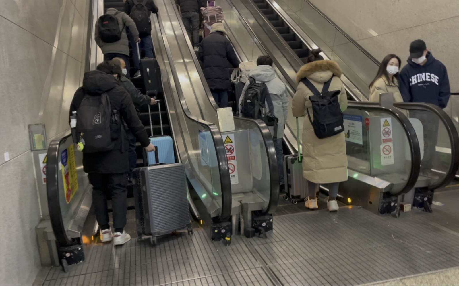 实拍杭州东站客流,今天来坐火车的人多吗?