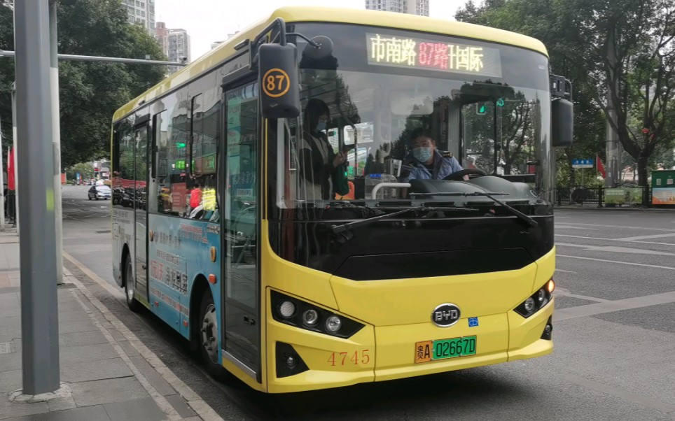 87路4745號車比亞迪k6迷你小公交霸氣出站