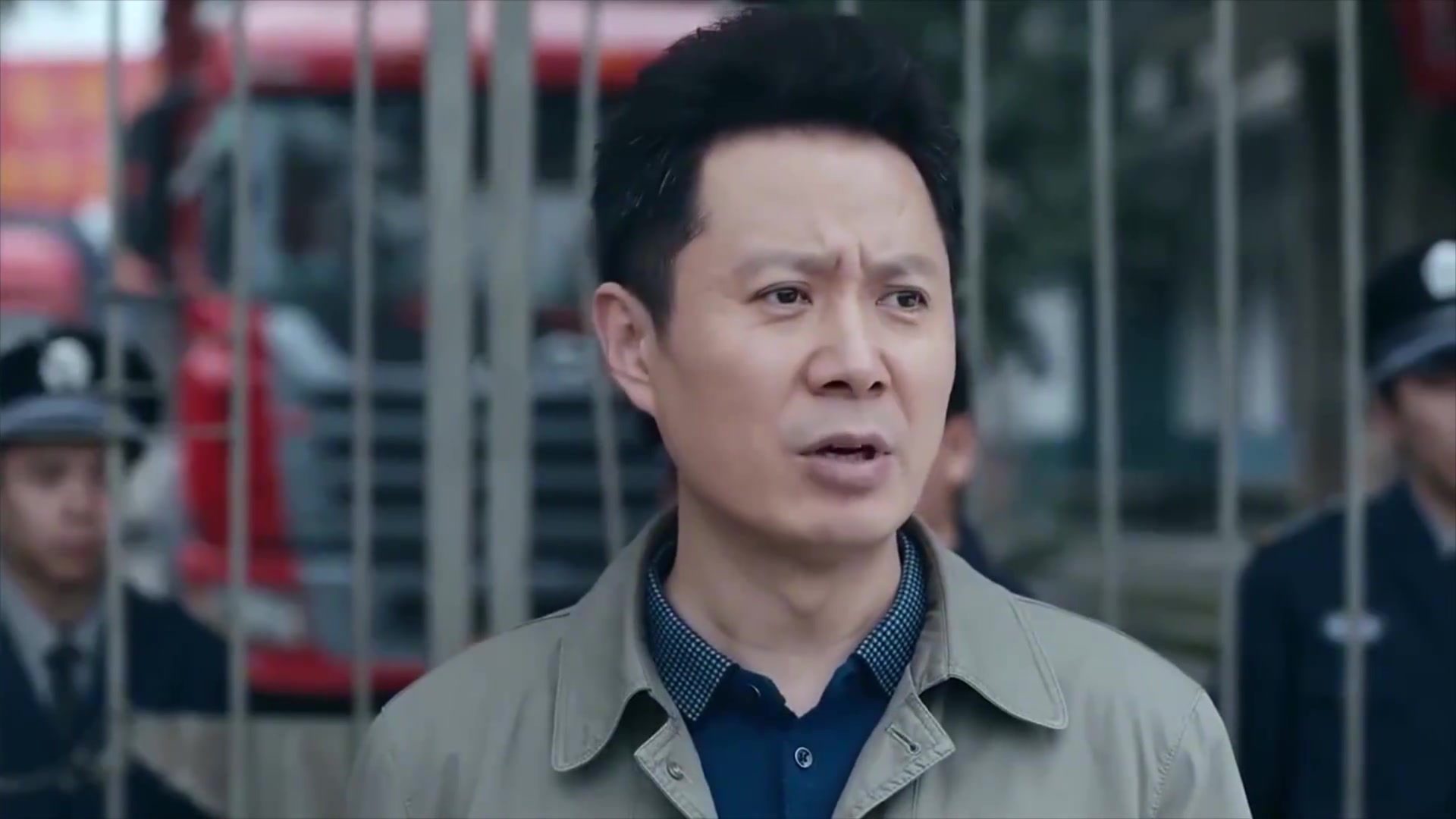 一诺无悔:工厂半年没发工资,工人集体大闹,书记也在现场