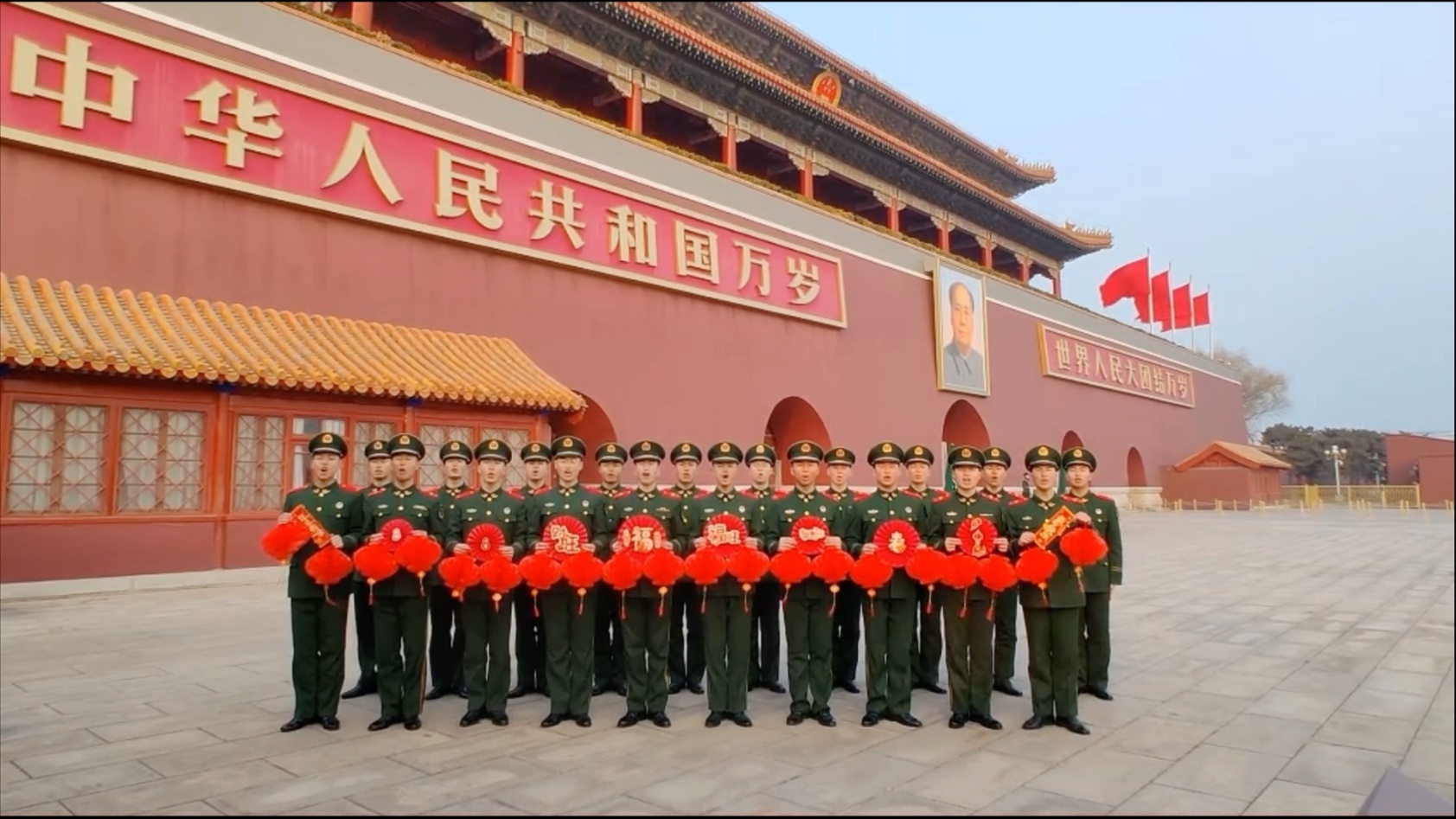 武警北京总队官兵,在新春佳节到来之际,恭祝全国人民新年快乐!
