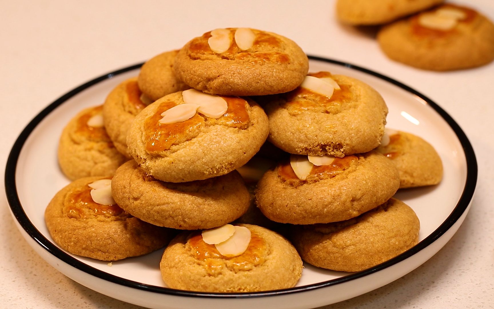 教你做一口一个的杏仁酥,香气满满,酥脆掉渣