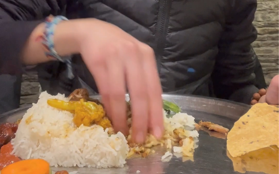 尼泊尔留学技能:用手吃饭