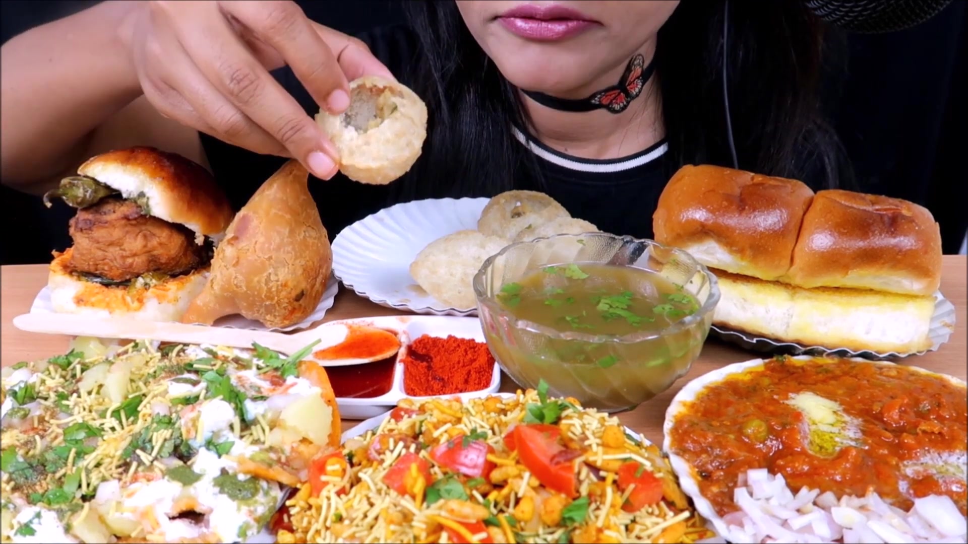 印度吃播辣椒姐横扫整桌印度街头美食大口吃咖喱角空心油炸球蔬菜咖喱