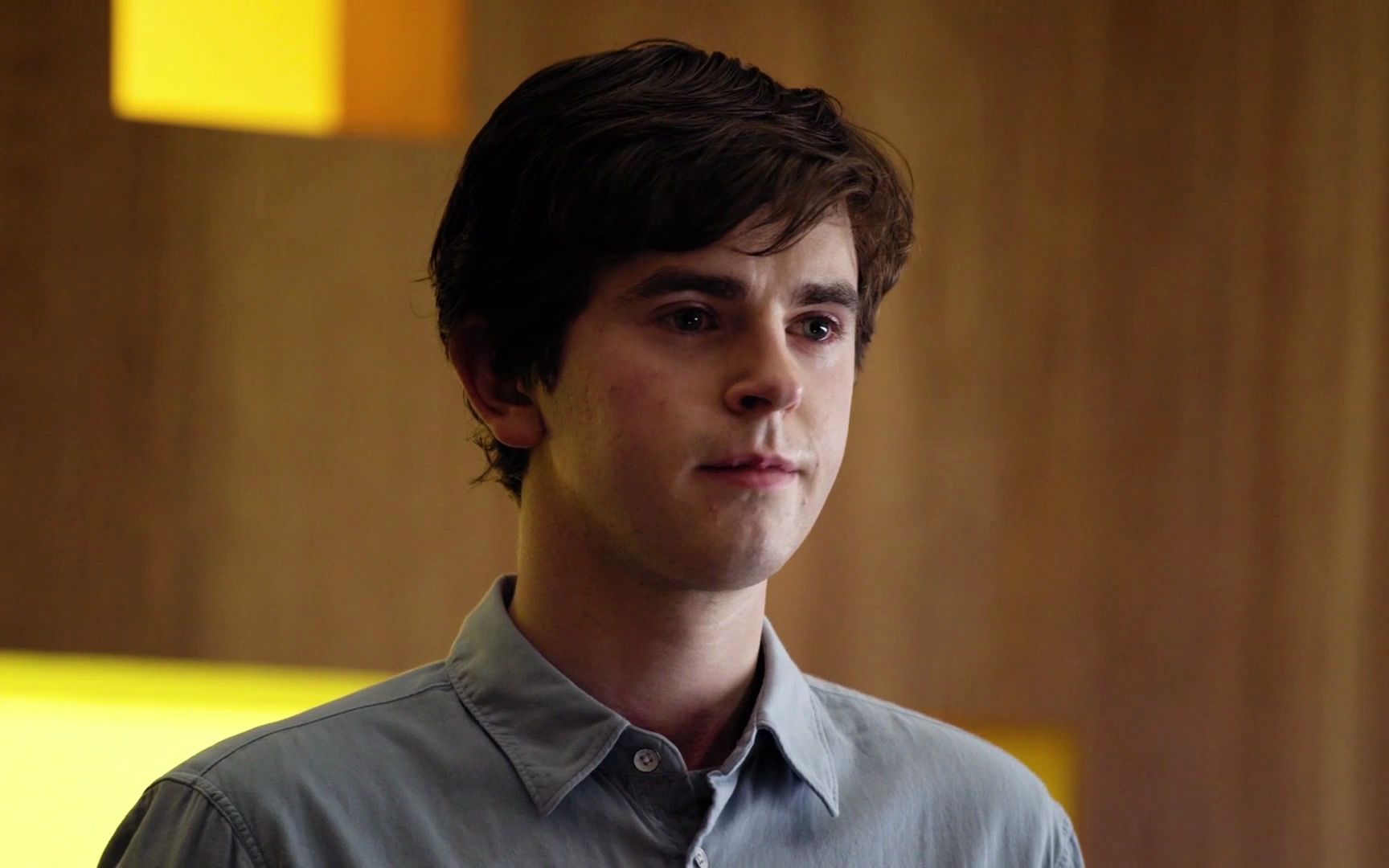 自闭症少年机场救人,但其实他是一个天才少年《良医肖恩》