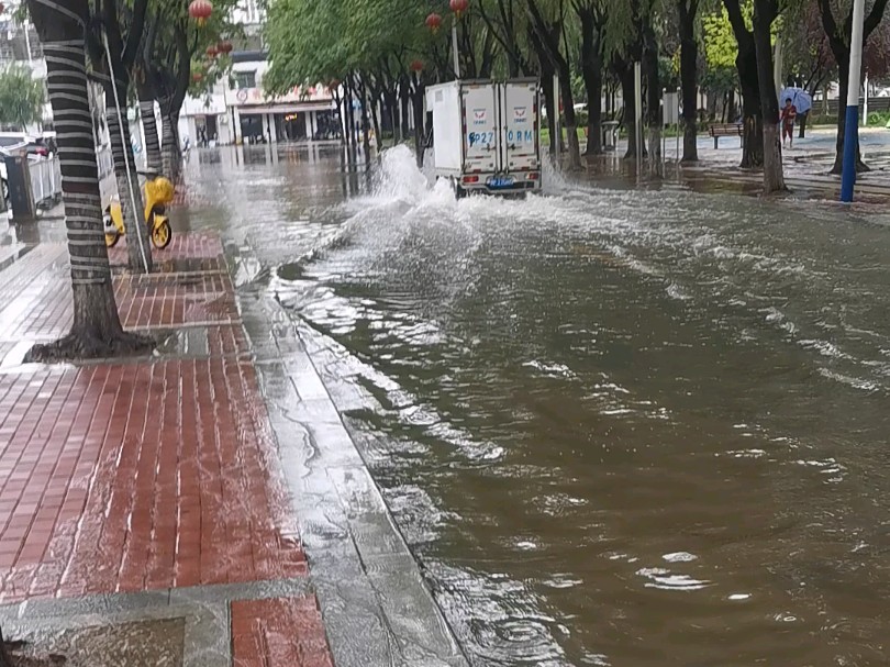 河南大雨马路水车浪花激荡