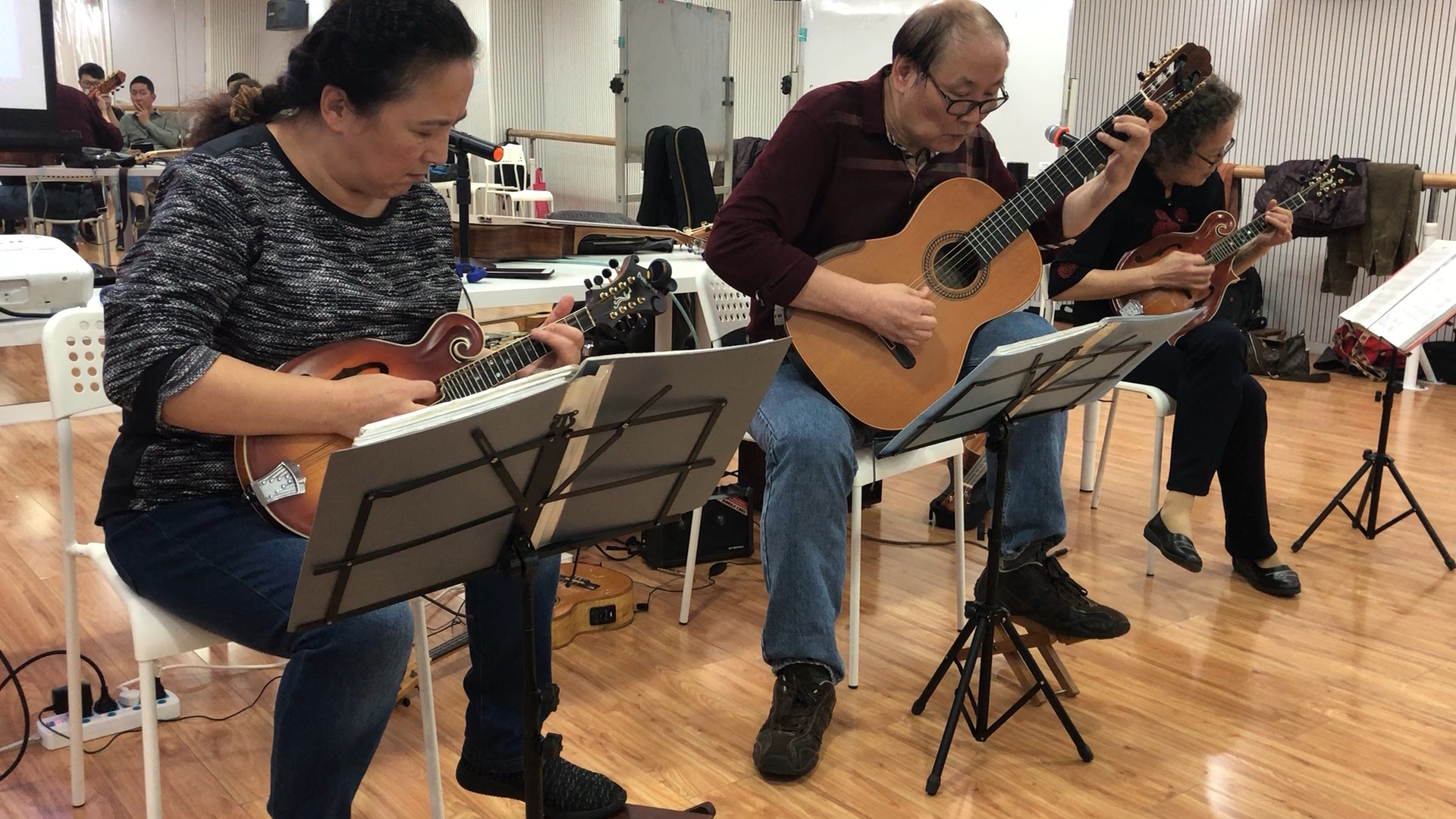 吴子彪老师家族 曼陀铃吉他合奏