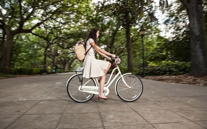 穿长裙骑电动车的妹子,一不小心就.