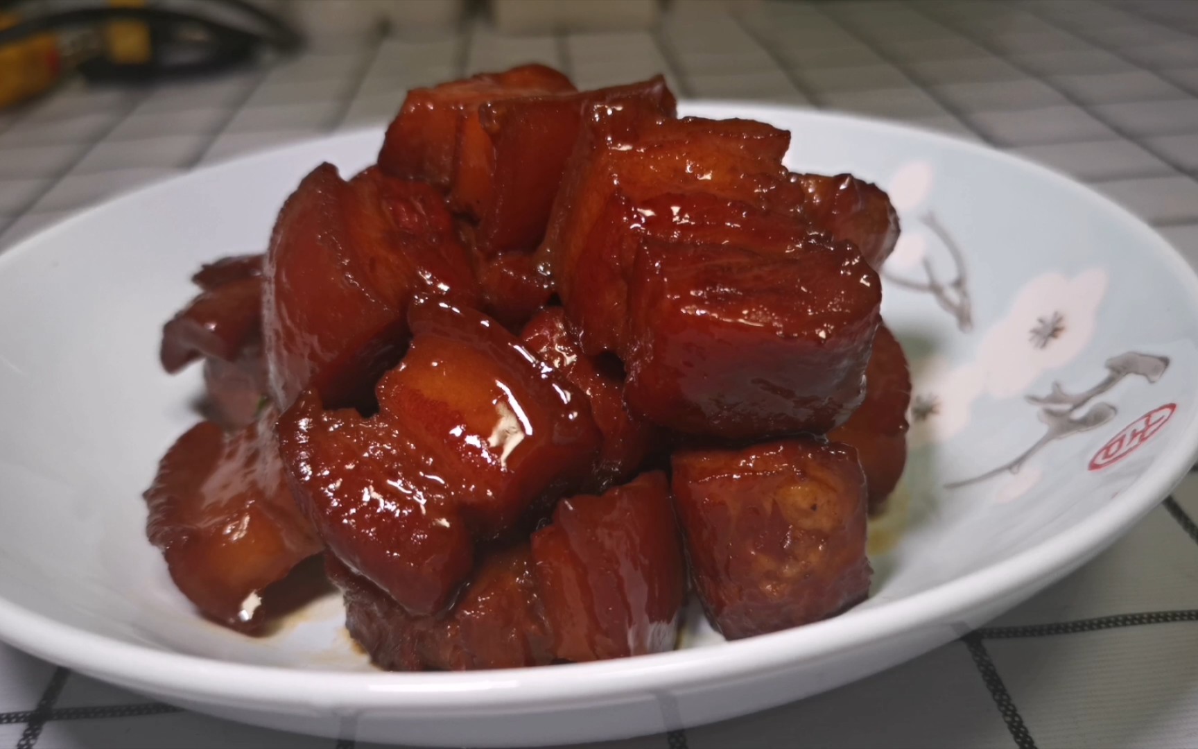 下班回家,做一盘红烧肉犒劳一下自己.