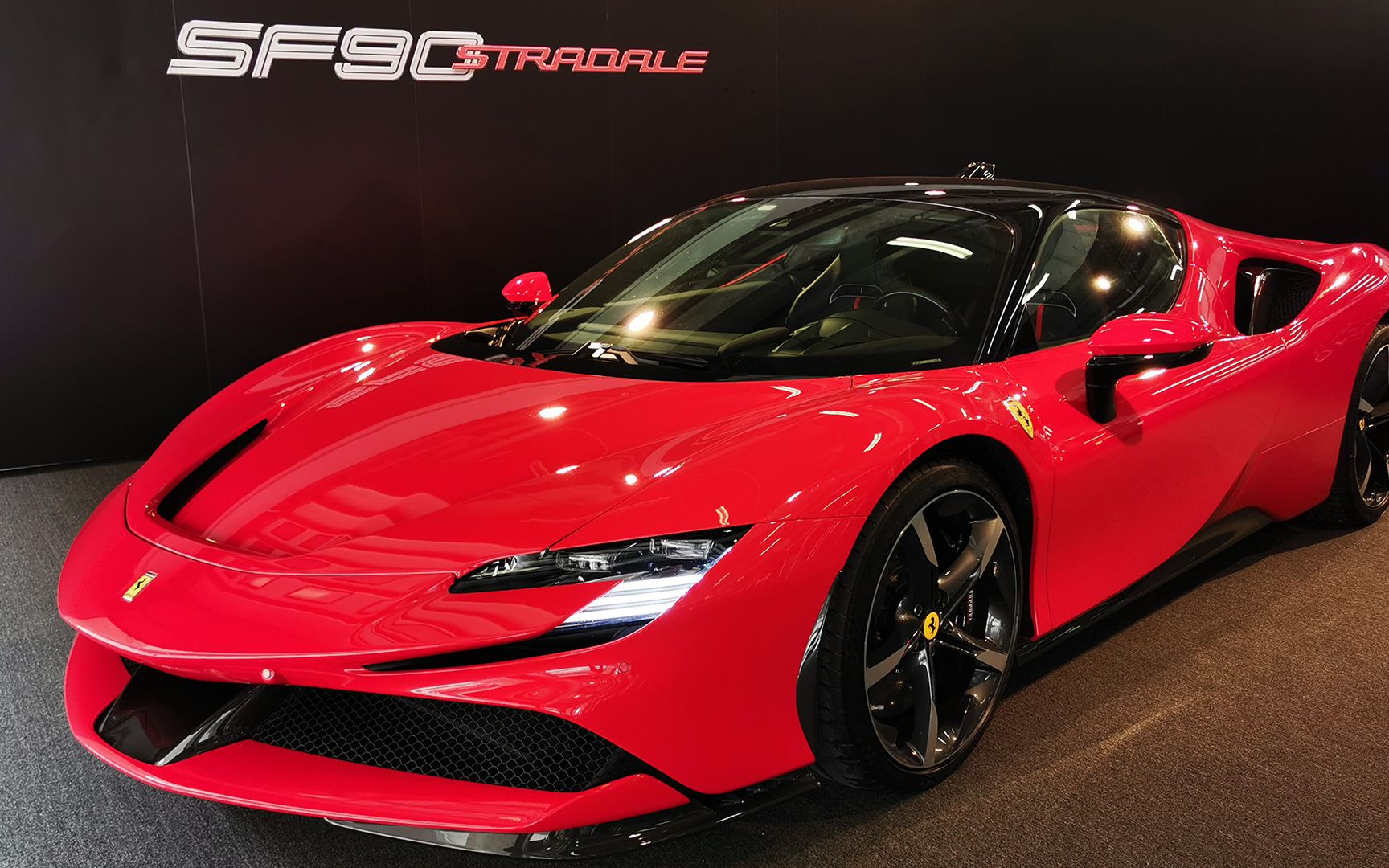 赛道测试法拉利SF90 Stradale,开前记得充电……哔哩哔哩bilibili