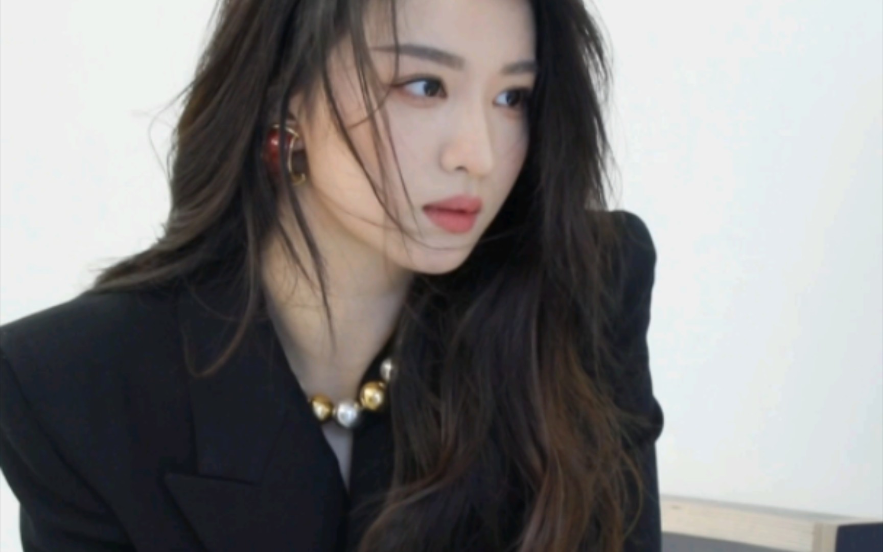 王楚然红秀侧拍花絮掉落,酷飒甜美,双向狙击,顺延感知,看见成长.