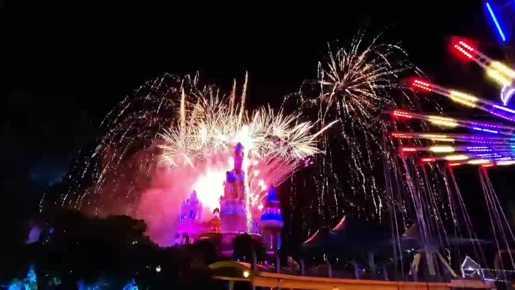 绚丽烟花照亮夜空