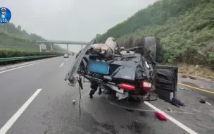 下载视频: 奇瑞星途揽月高速190km/h严重事故，碰撞后翻滚，驾驶员幸存，一名乘客不幸