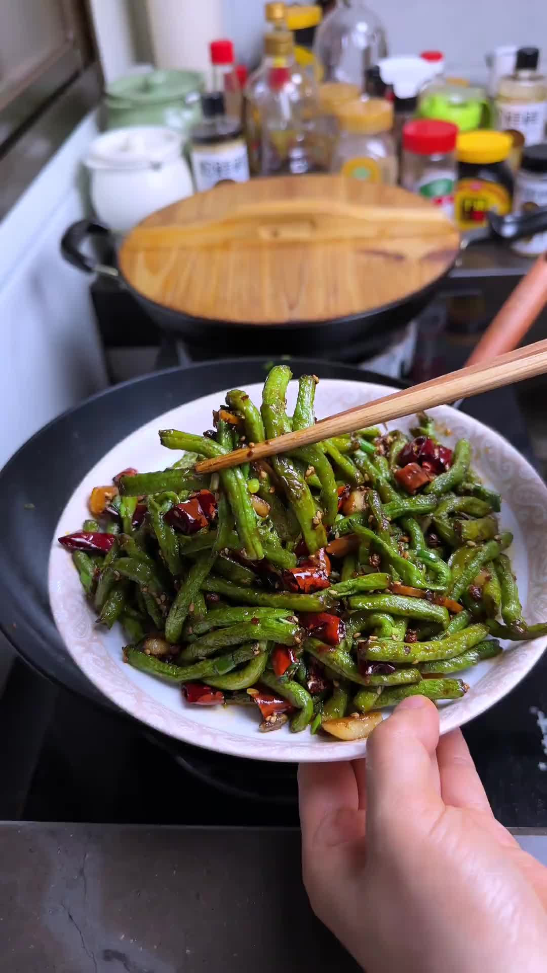 每次去饭店都要点的干煸豆角,今天自己在家做,真的好香好下饭.哔哩哔哩bilibili