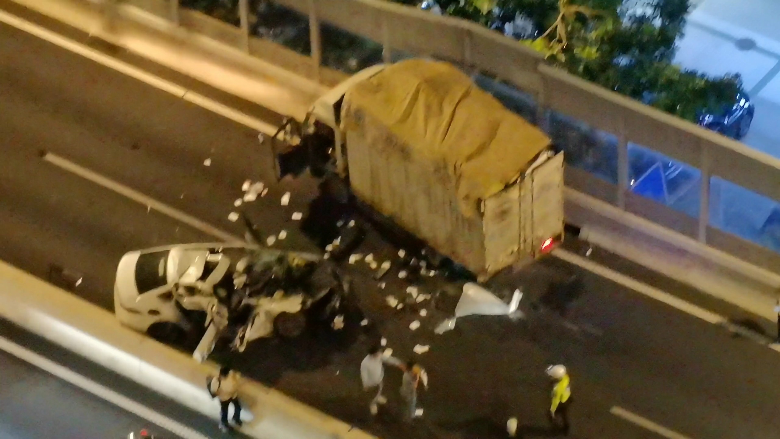 突发事件:东晓南高架桥上方发生车祸