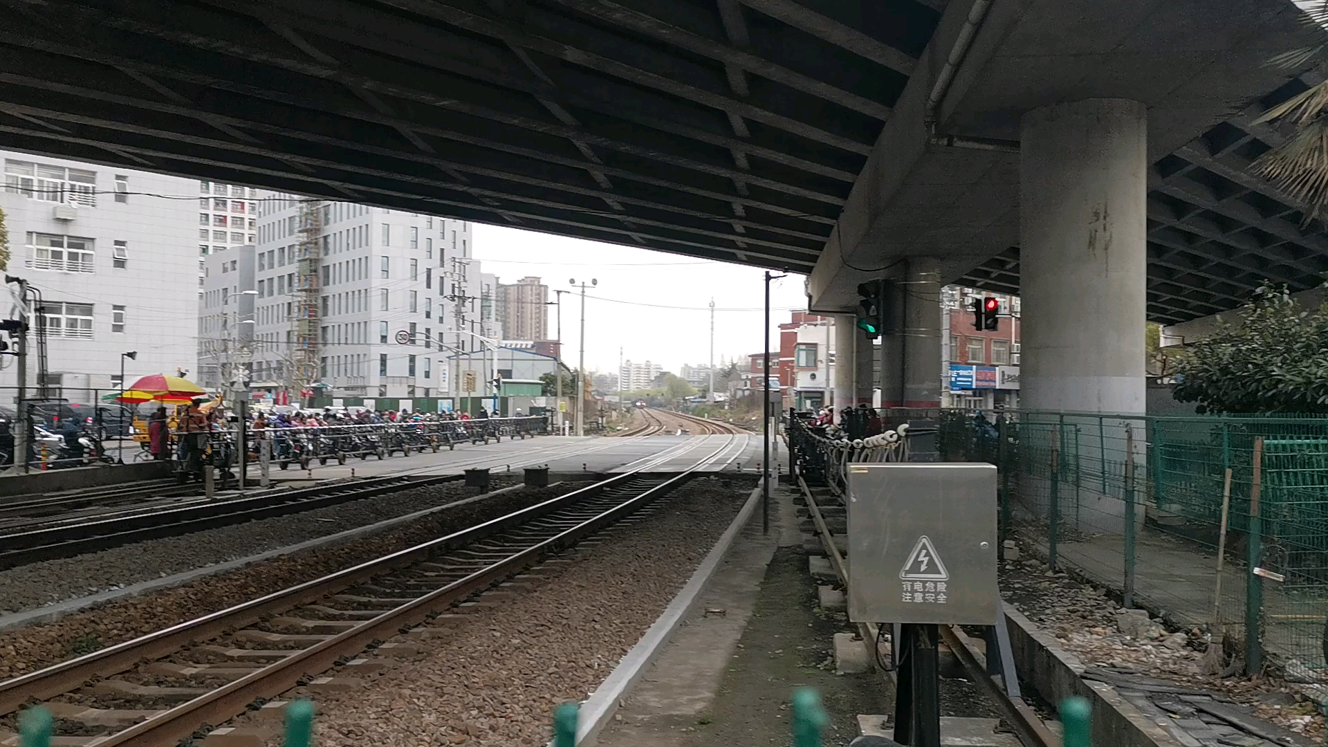 北杨支线47558次df4b7249通过场中路道口