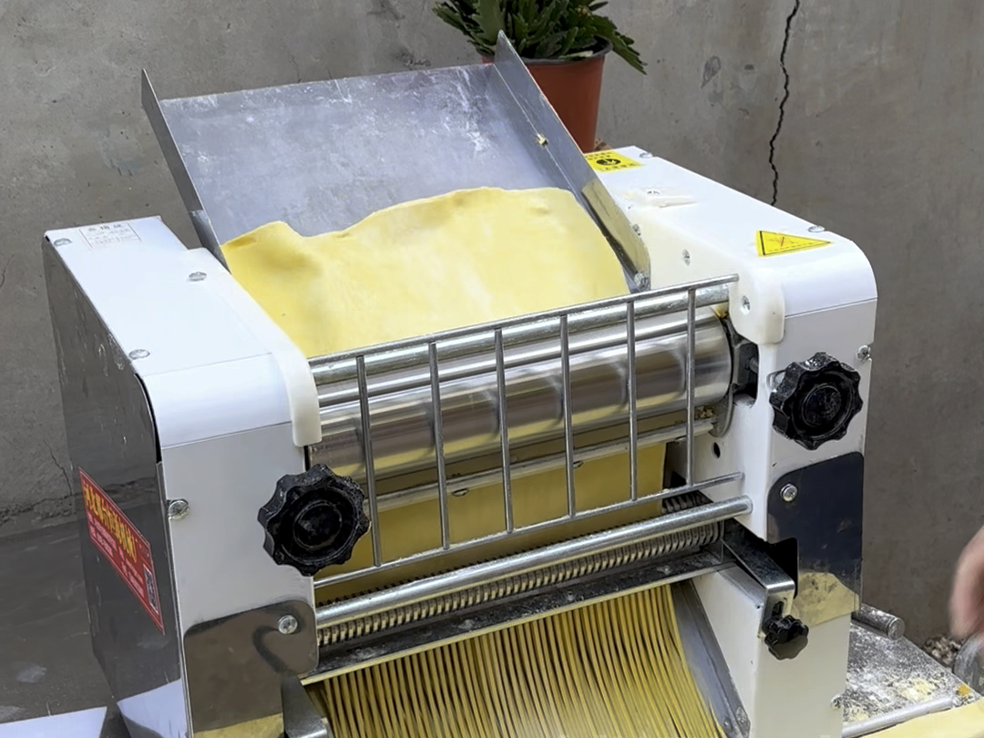 小型台式揉面机,一机多用!