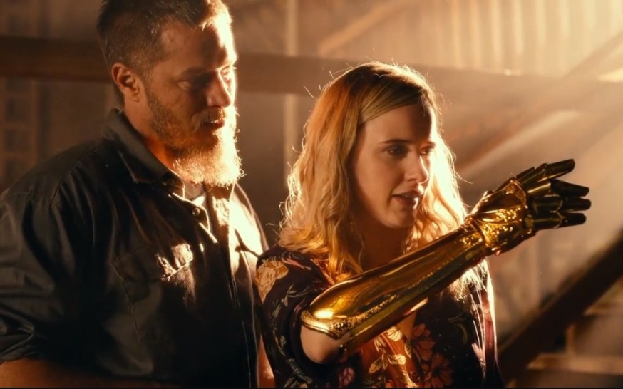 惊悚50州之金臂2:丈夫砍断妻子手臂,为其打造了金光闪闪的黄金假肢