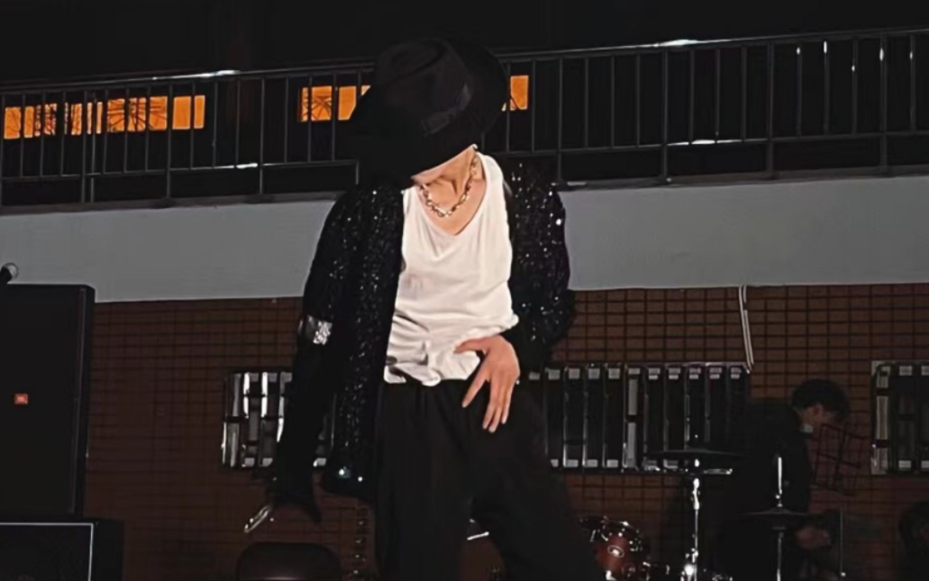 当着全校师生在塑胶跑道上表演mj经典舞蹈《billie jean》炸翻了!