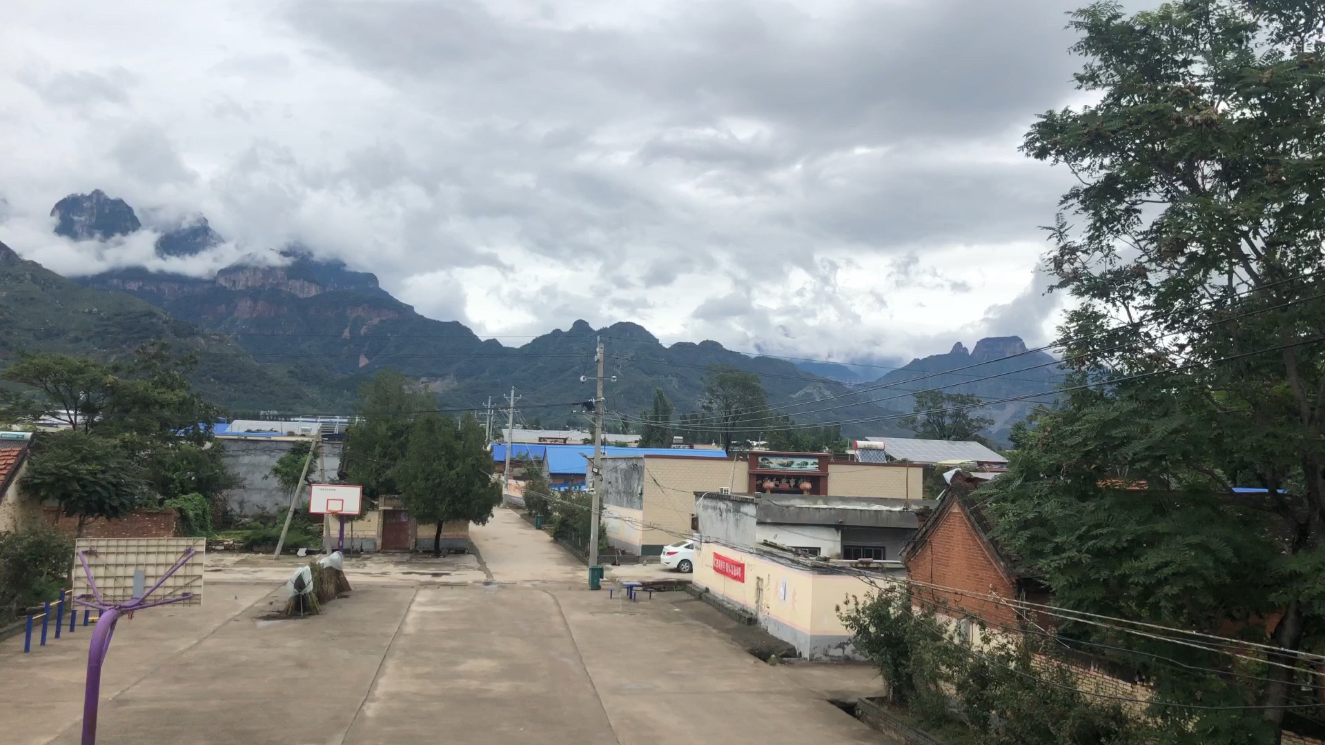 [图]雨后的房后美景，白云笼罩着巍峨的太行山，真是壮观而心旷神怡呀