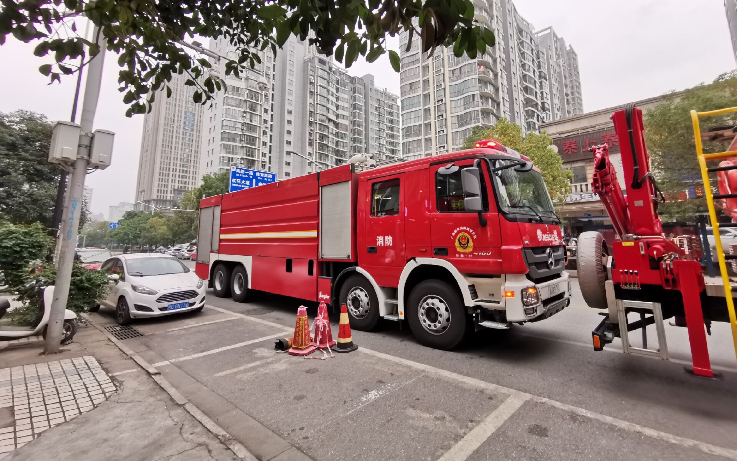 柳州特勤消防三车举行活动中