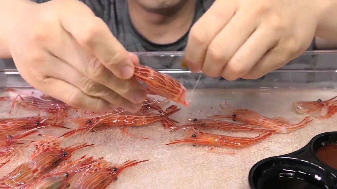 十几只活蹦乱跳的韩国条纹花虾 , 蘸上辣酱一口一只嘎嘣脆 !