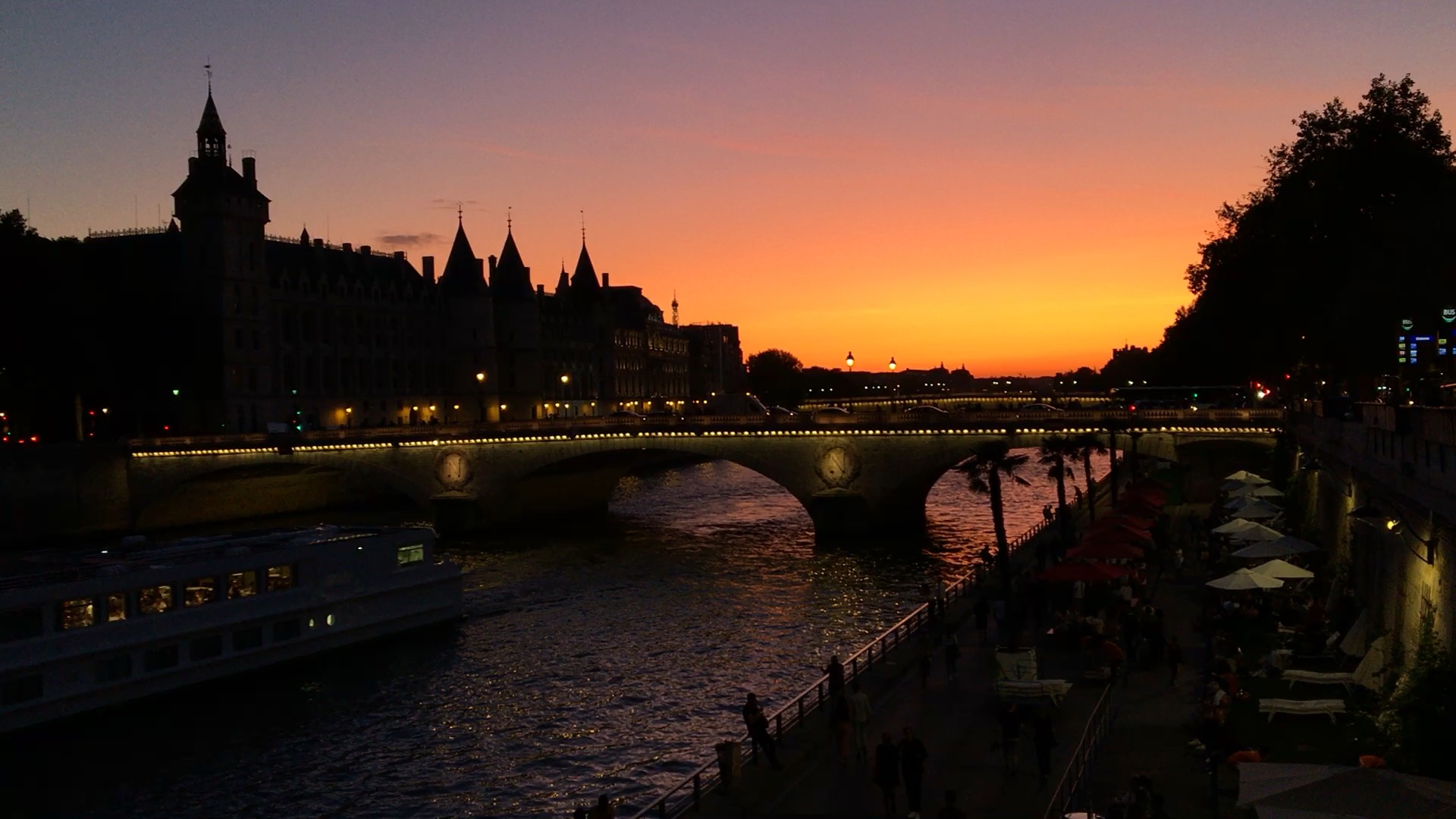巴黎西岱岛塞纳河畔日落