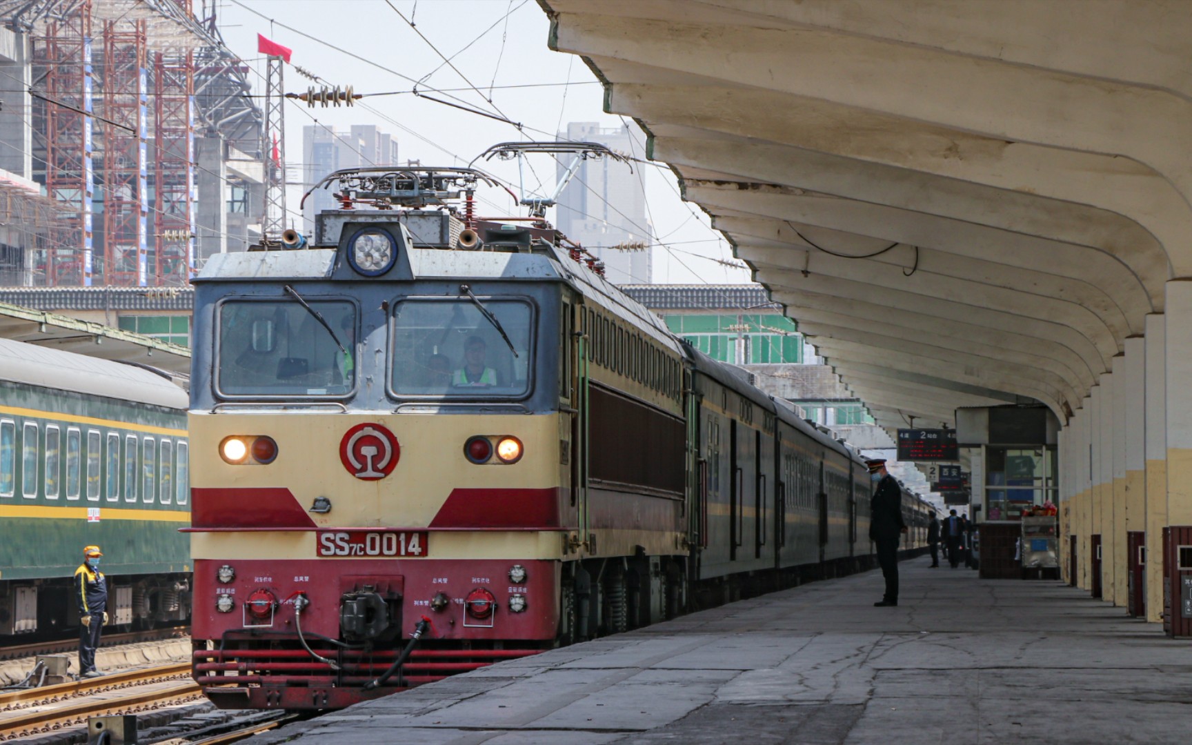 【库存】西局西段ss7c-0052牵引k8176次(西安——安康)出改造前的老