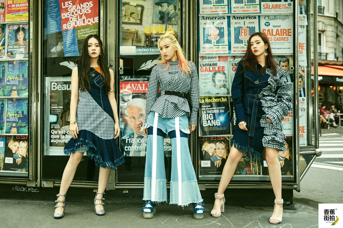 香蕉街拍mera巴黎时装周:三小只在香街街头表演